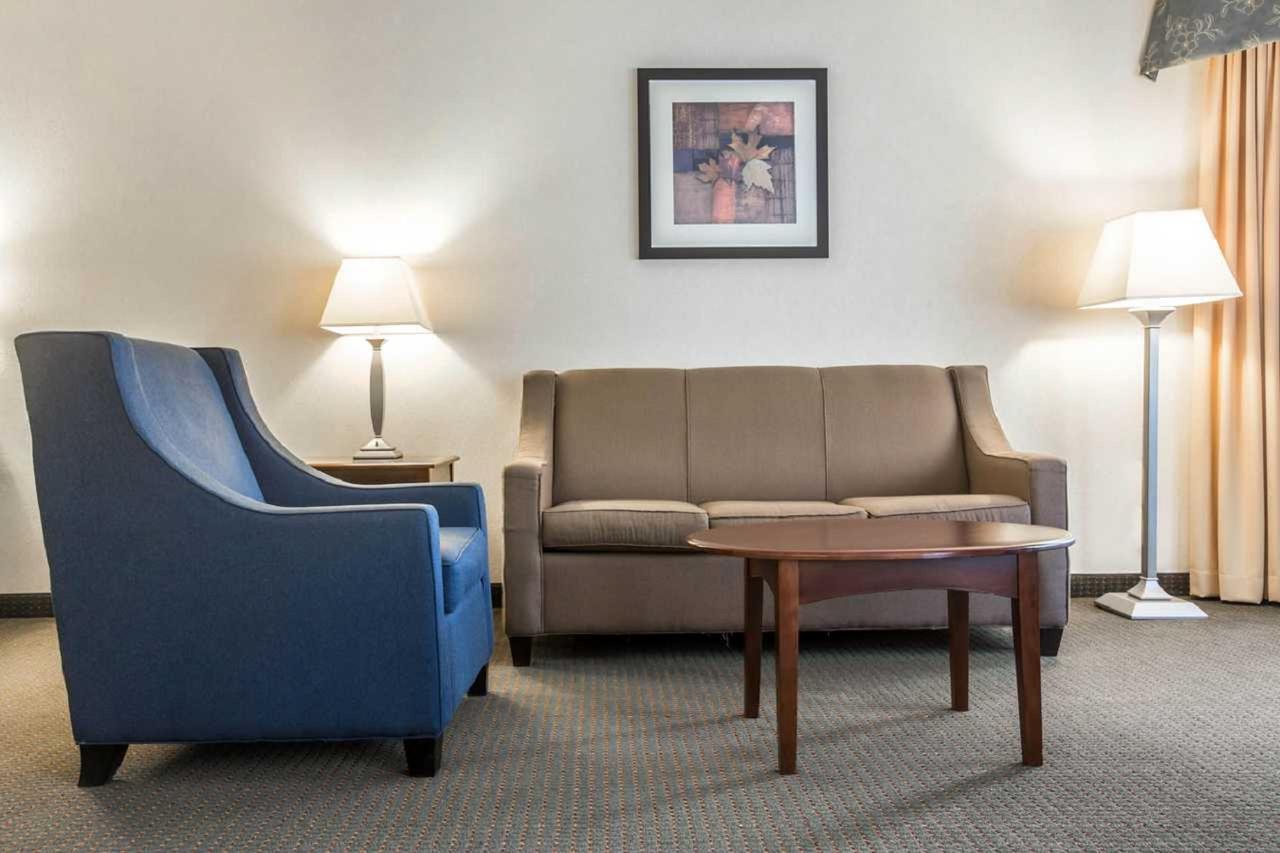 Comfort Suites South Burlington Near University Bagian luar foto