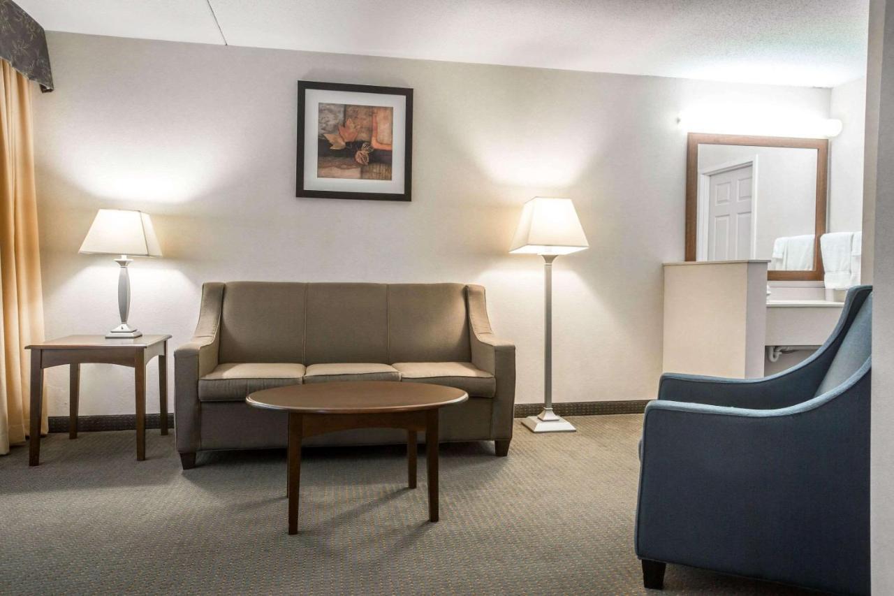 Comfort Suites South Burlington Near University Bagian luar foto