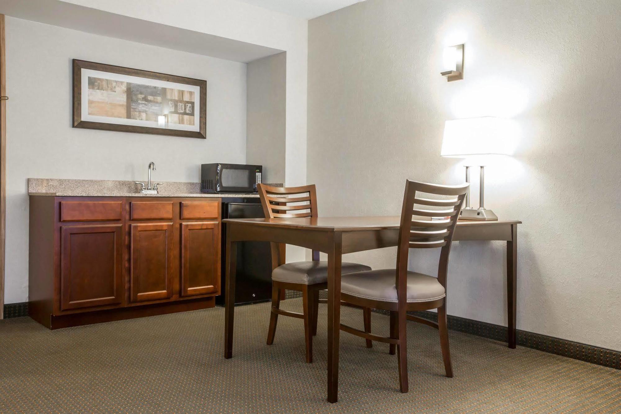 Comfort Suites South Burlington Near University Bagian luar foto